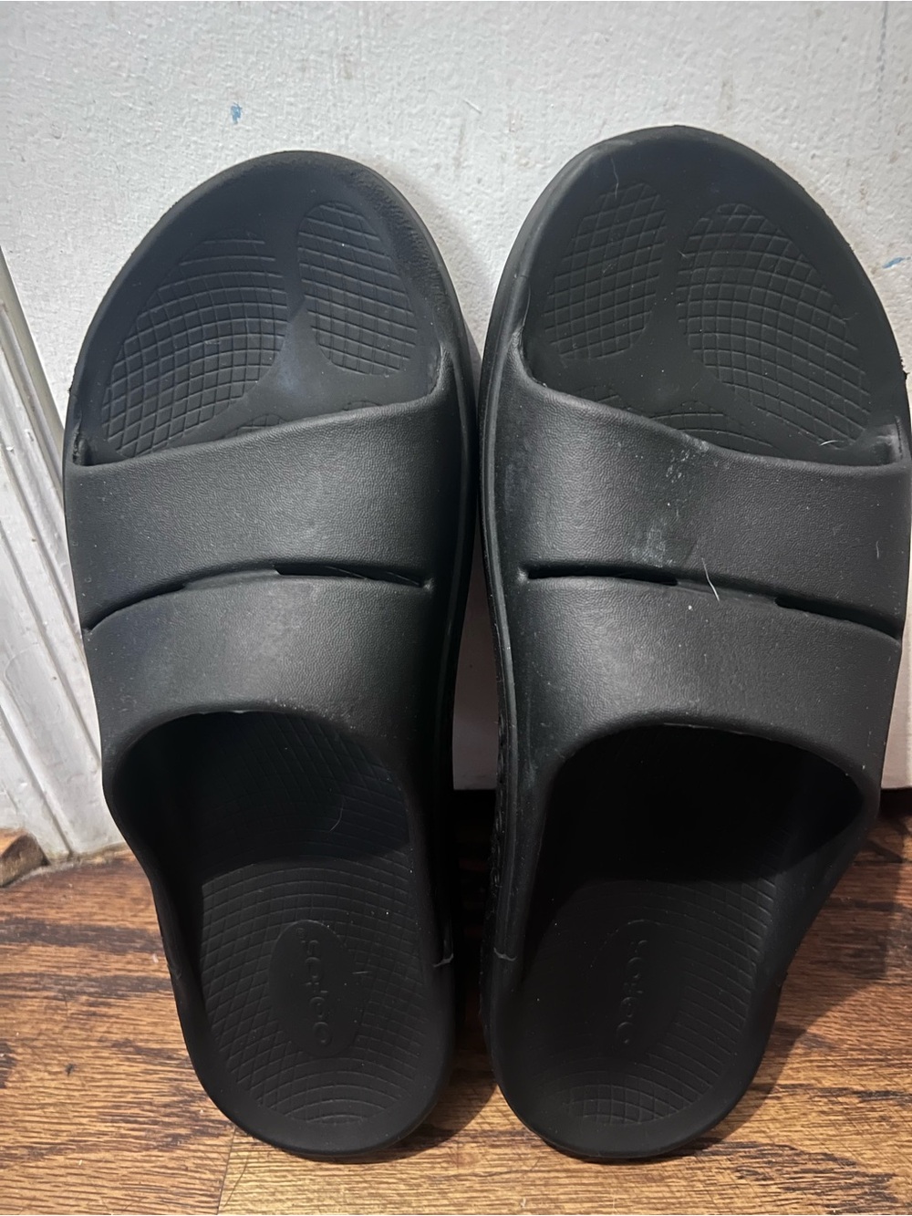 OOFOS Black Slip-On Recovery Slides for Men